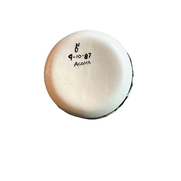 Small, Black and White Acoma Pot, signed - Picture 3 of 3